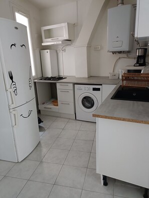 Kühlschrank, Mikrowelle, Herdplatte, Wasserkocher mit Kaffee-/Teezubehör