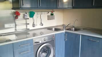 Een microgolfoven, een oven, een vaatwasser