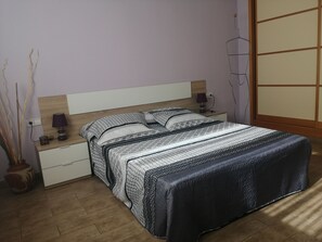 3 chambres, fer et planche à repasser, Wi-Fi, draps fournis