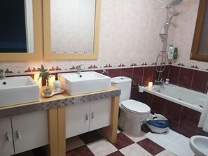 Baignoire à jets, sèche-cheveux, serviettes fournies, savon