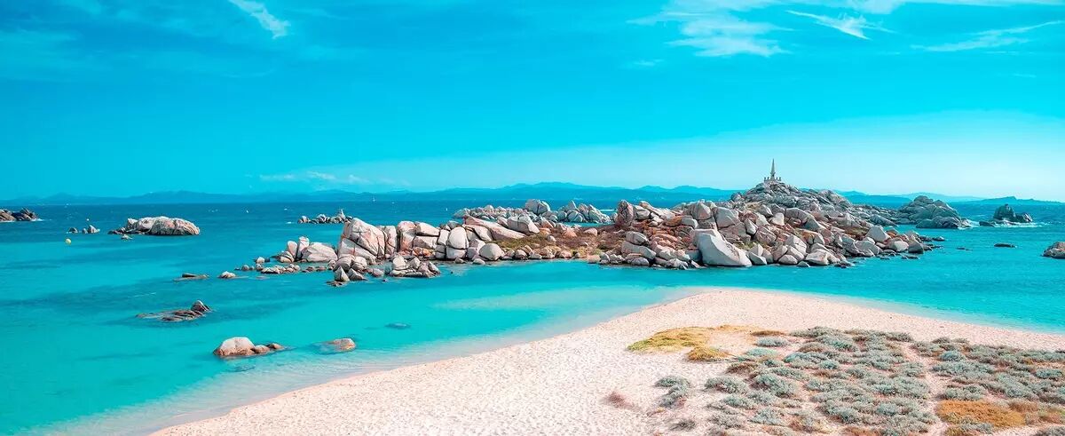 Beach nearby, sun loungers, beach towels