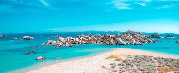 Beach nearby, sun-loungers, beach towels