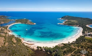 Beach nearby, sun-loungers, beach towels