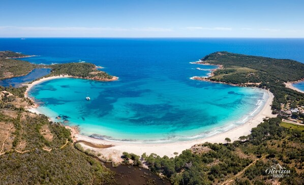 Perto da praia, espreguiçadeiras, toalhas de praia