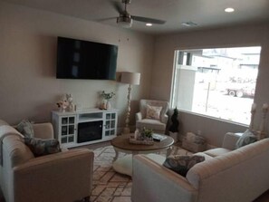 TV, fireplace - White Rocks-4beds, 3bath,hot tub (Hildale)