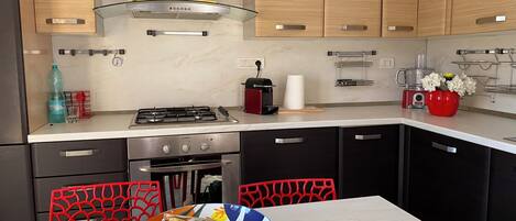 冷蔵庫、電子レンジ、オーブン、コンロ