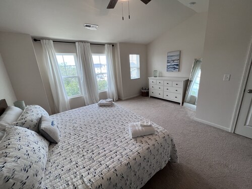 3 BR 3.5 BA: Sleeps 6 near Carolina Beach and State Park