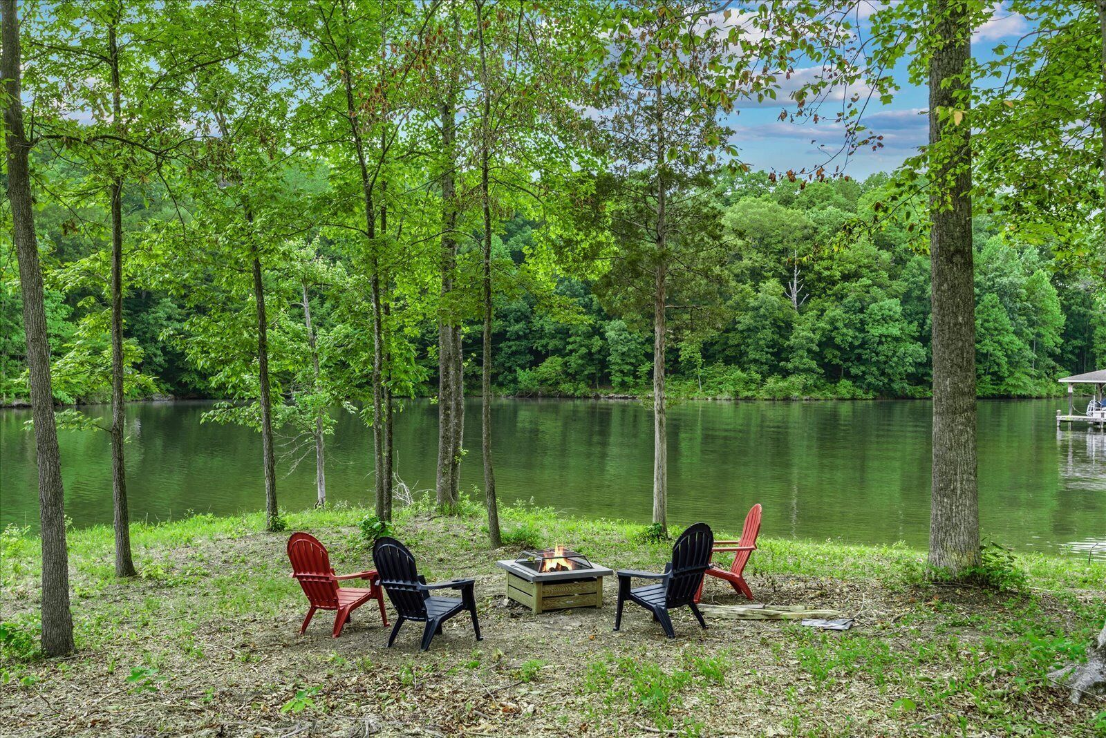 A beautiful brand new waterfront home, walk right into the lake! Firepit, kayaks