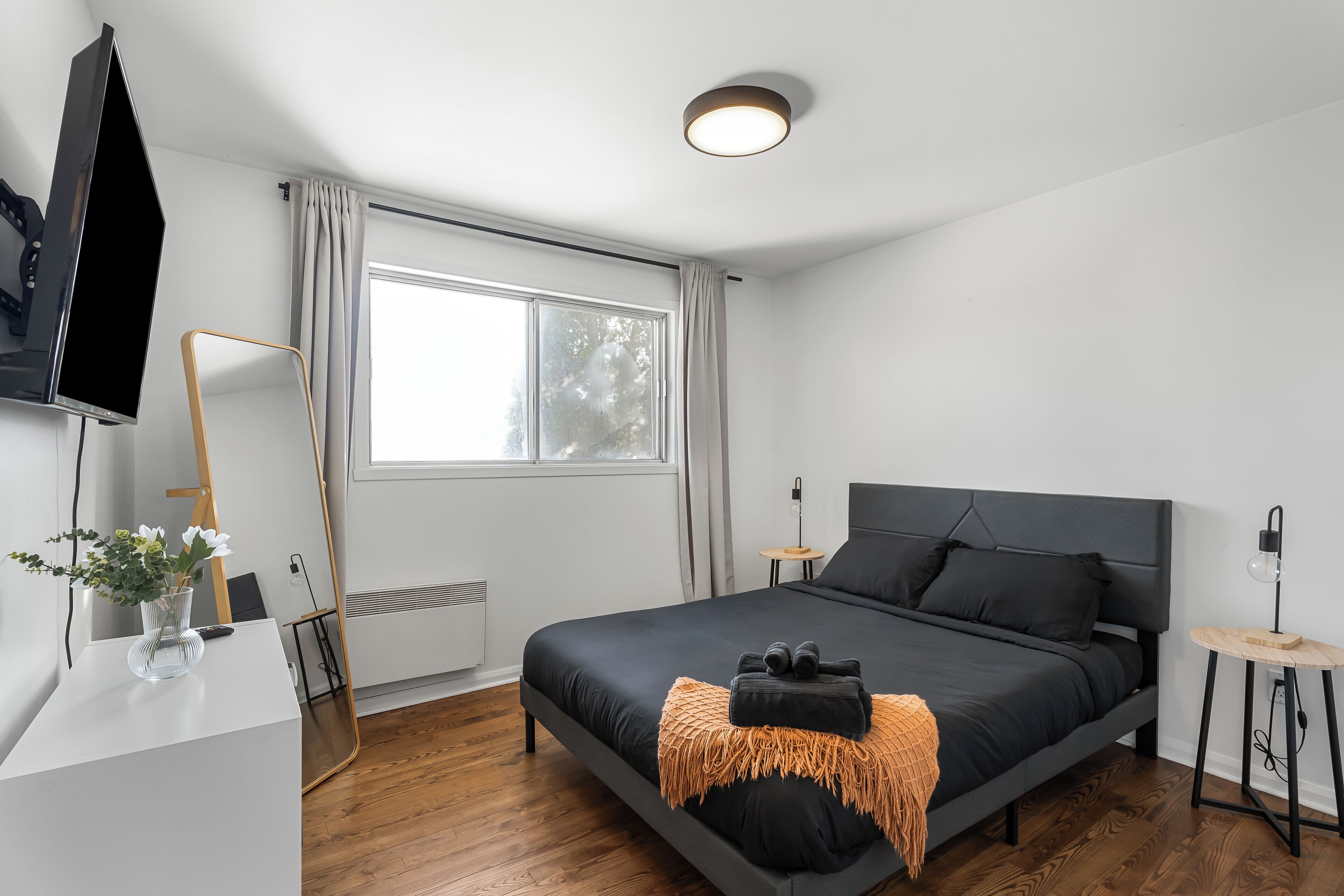 4 bedrooms, desk, iron/ironing board, free WiFi