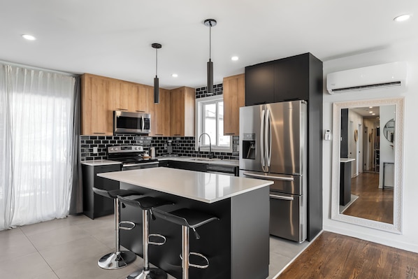 Kjøleskap, mikrobølgeovn, ovn og kokeplater