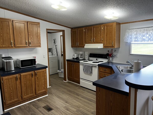 Fridge, microwave, oven, stovetop - Kim's Place (Cookeville)