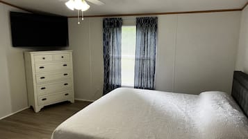 3 bedrooms, desk, iron/ironing board, free WiFi