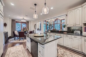 Fridge, microwave, oven, stovetop - Luxe 6BR, gated retreat, steps to Arrow Bahn lift Hosted By Alpine Co-Hosts (Edwards)