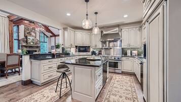 Køleskab, mikrobølgeovn, ovn, kogeplade