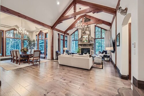 Luxe 6BR, gated retreat, steps to Arrow Bahn lift Hosted By Alpine Co-Hosts