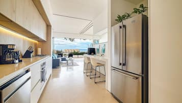 Deluxe appartement, terras, op de hoek | Privékeuken | Een koelkast, een magnetron, een oven, een vaatwasser