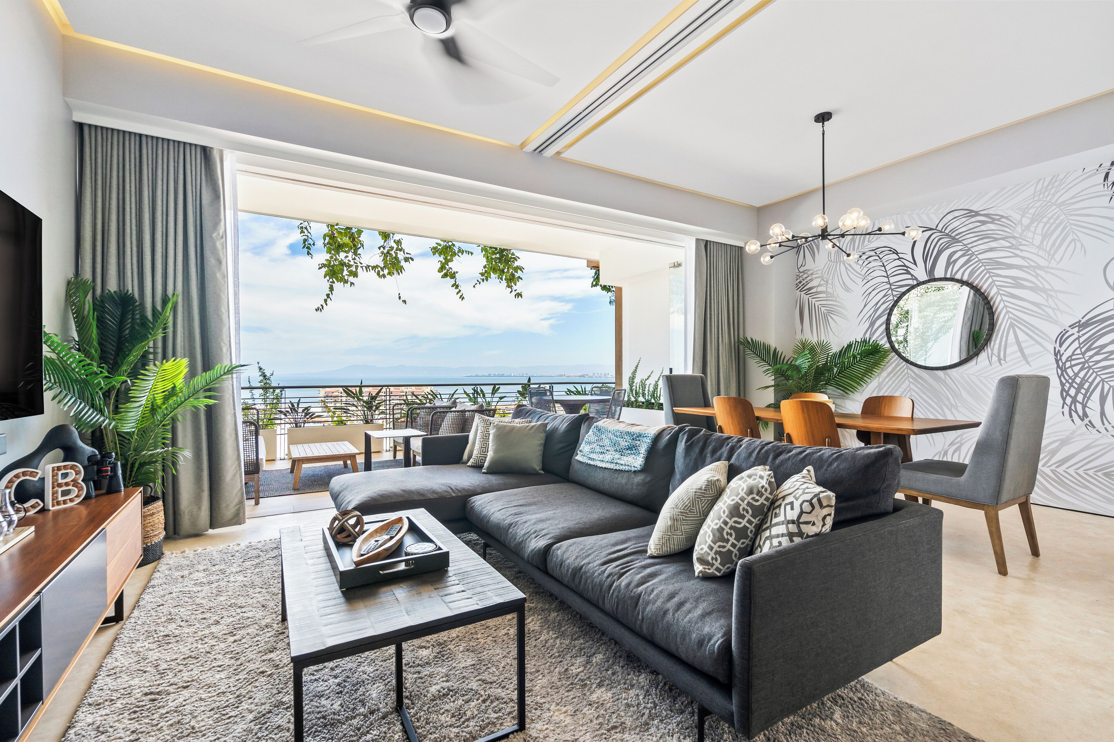 Departamento Deluxe, 1 habitación, vista al océano | Área de sala de estar | Smart TV de 50 pulgadas con canales digitales y televisión 