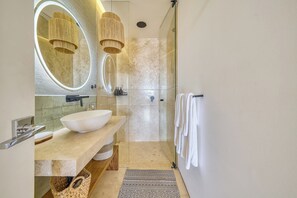 Apartamento Deluxe, terraza, vistas a la montaña | Baño | Ducha, secador de pelo, albornoces y toallas