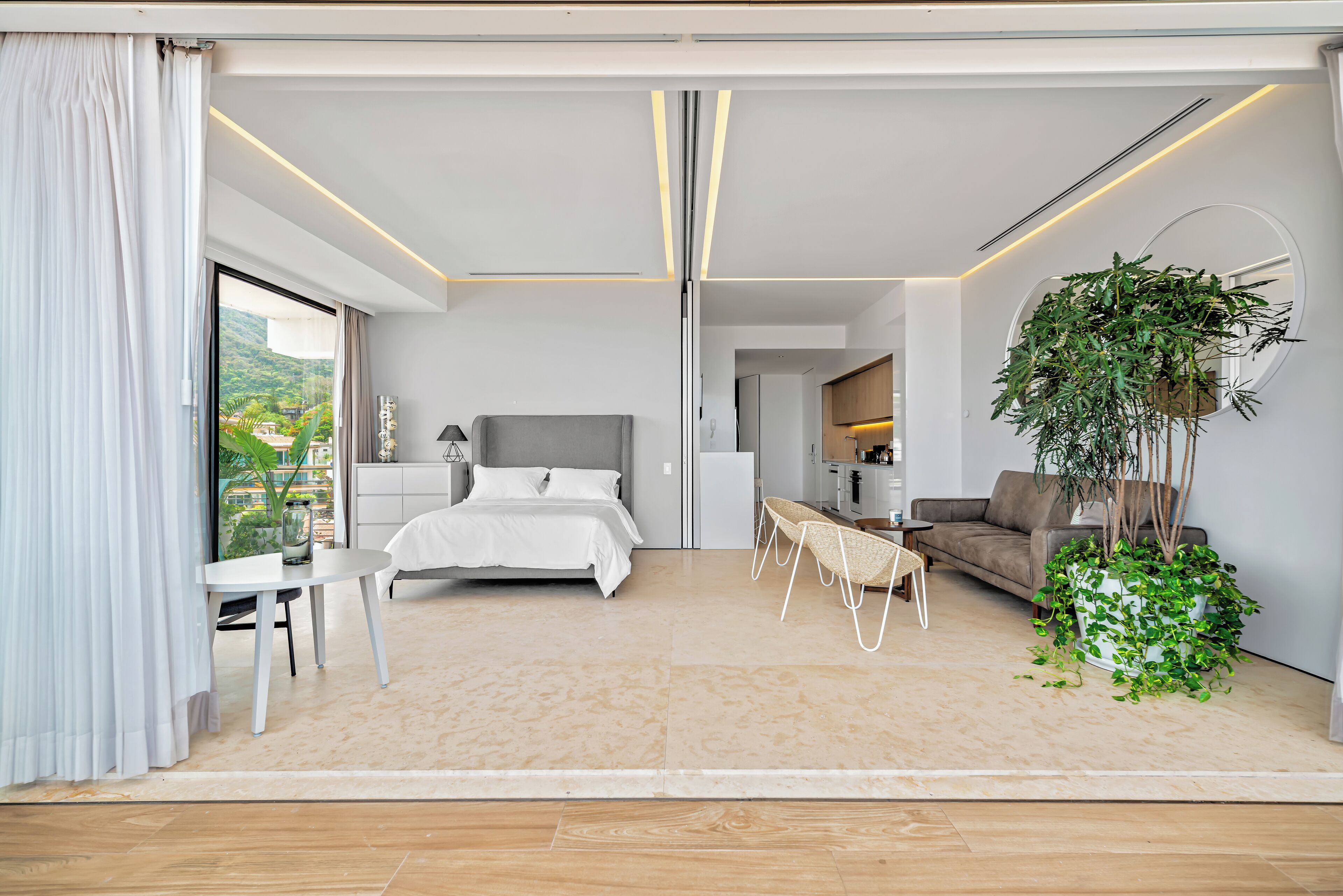 Une chambre à coucher moderne avec un lit, une table de chevet et une grande fenêtre.
