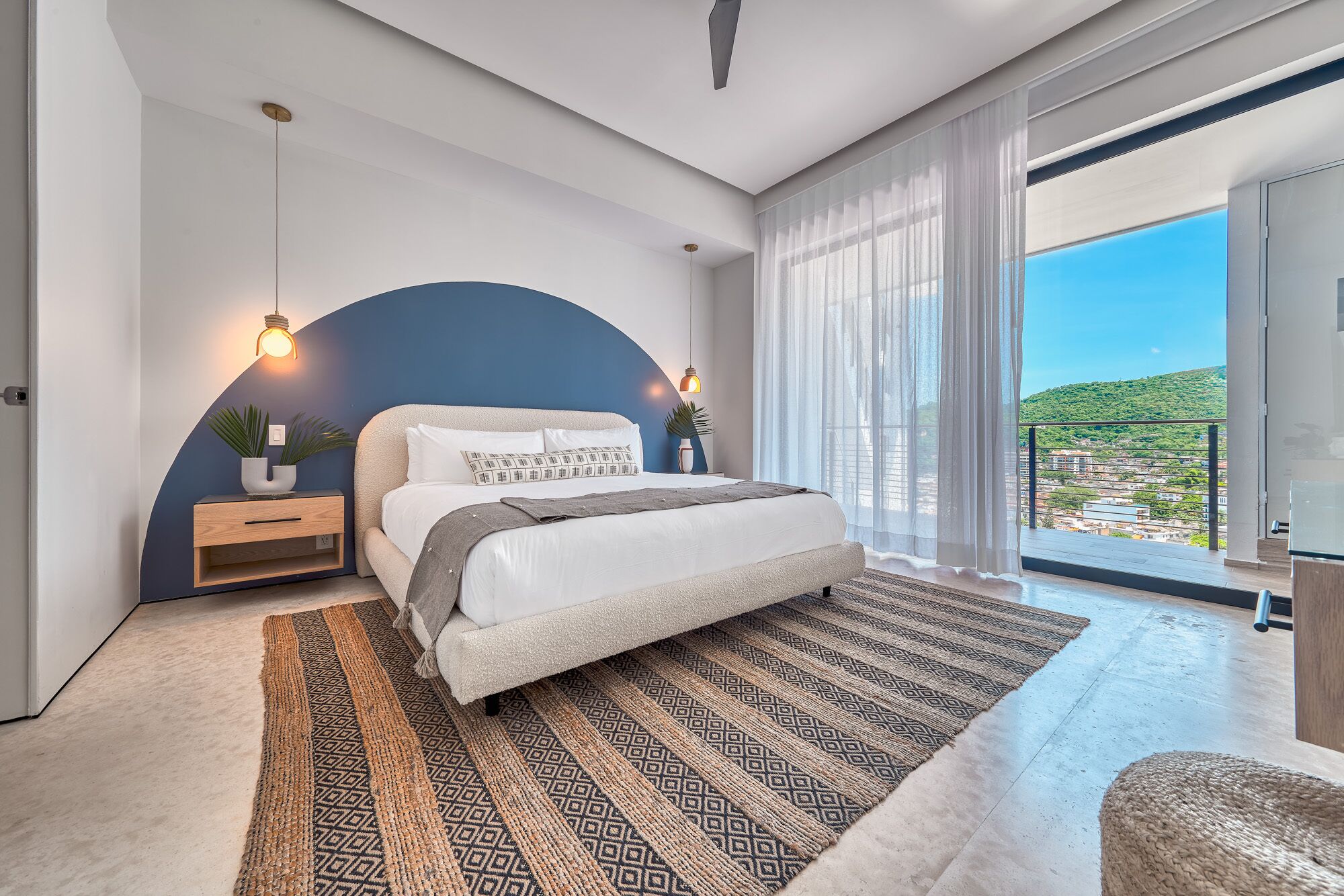 Deluxe appartement, terras, gedeeltelijk uitzicht op oceaan | Luxe beddengoed, een kluis op de kamer, individueel gedecoreerd