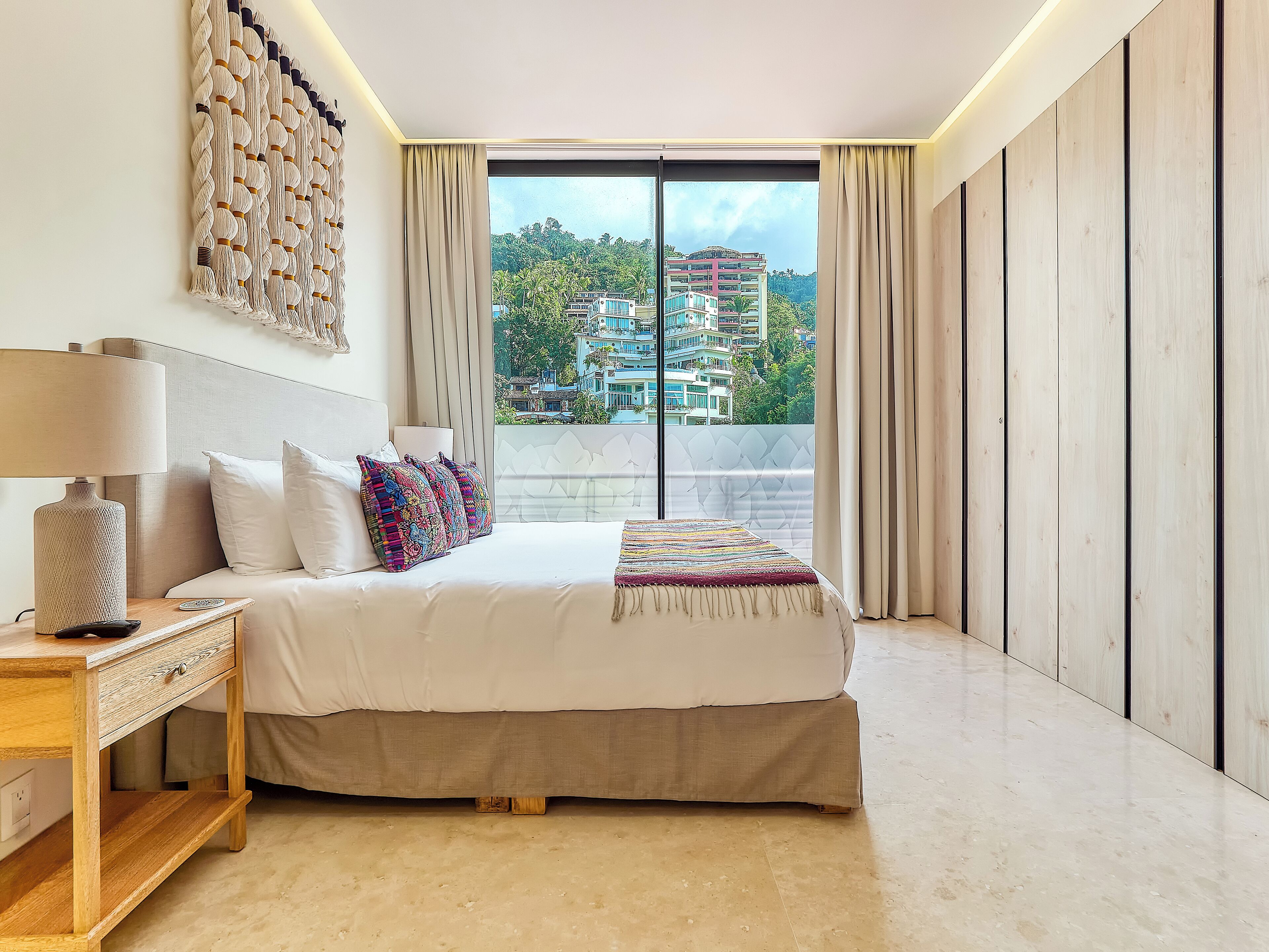 1 Bedroom Suite Deluxe | Roupas de cama premium, cofres nos quartos, individualmente decorados