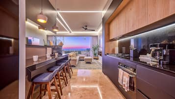 Deluxe-Apartment, Terrasse, Meerblick | Eigene Küche | Kühlschrank, Mikrowelle, Ofen, Geschirrspüler