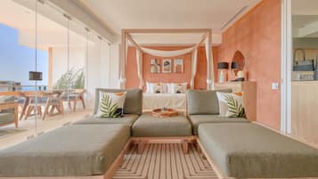 Deluxe appartement, terras, gedeeltelijk uitzicht op oceaan | Woonruimte | Een 50-inch smart-tv met digitale zenders en een televisie