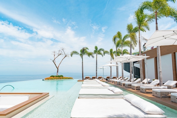 Een buitenzwembad, gratis zwembadcabana's en parasols bij het zwembad