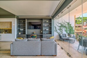 Lägenhet Deluxe - terrass - viss havsutsikt | Vardagsrum | 50-tums smart-tv med digitalkanaler och tv