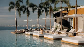 Piscina a l'aire lliure, cabanes gratuïtes i para-sols