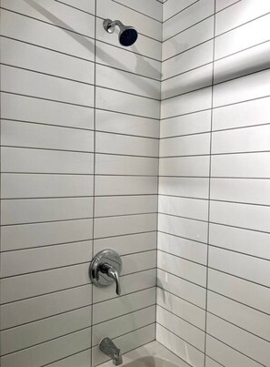 Sèche-cheveux, serviettes fournies