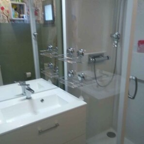 Dusche, Haartrockner, Toilettenpapier