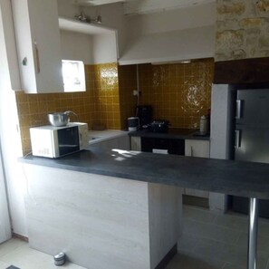 Een koelkast, een microgolfoven, een oven, een kookplaat