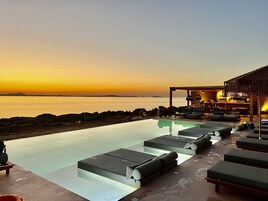 Una piscina al aire libre de temporada