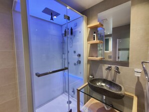Mykonos | Salle de bain | Douche, douche à « effet pluie », sèche-cheveux, serviettes fournies