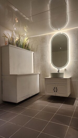Honeymoon Room, Non Smoking | Bathroom