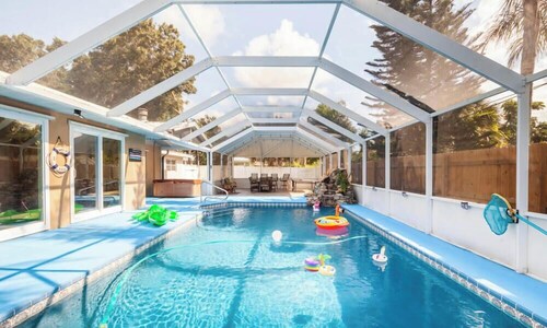 Home with play room, enclosed pool . Only 10 minutes from the beach!