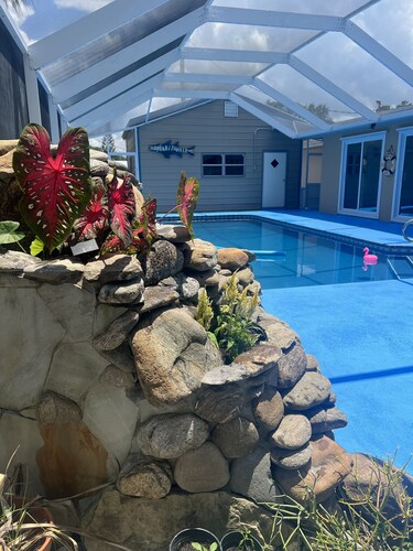 Home with play room, enclosed pool . Only 10 minutes from the beach!