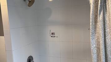 Serviettes fournies, papier toilette