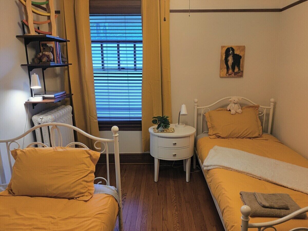 4 bedrooms, desk, iron/ironing board, WiFi (free)