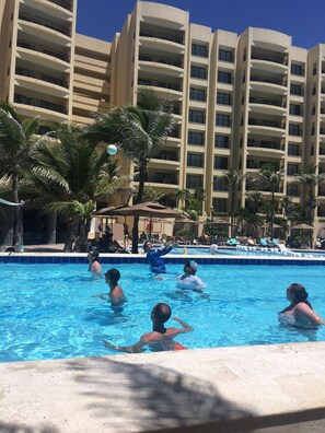 Alberca al aire libre y alberca climatizada