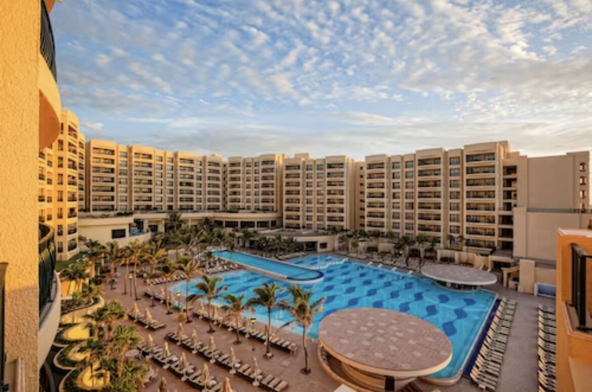 Alberca al aire libre y alberca climatizada