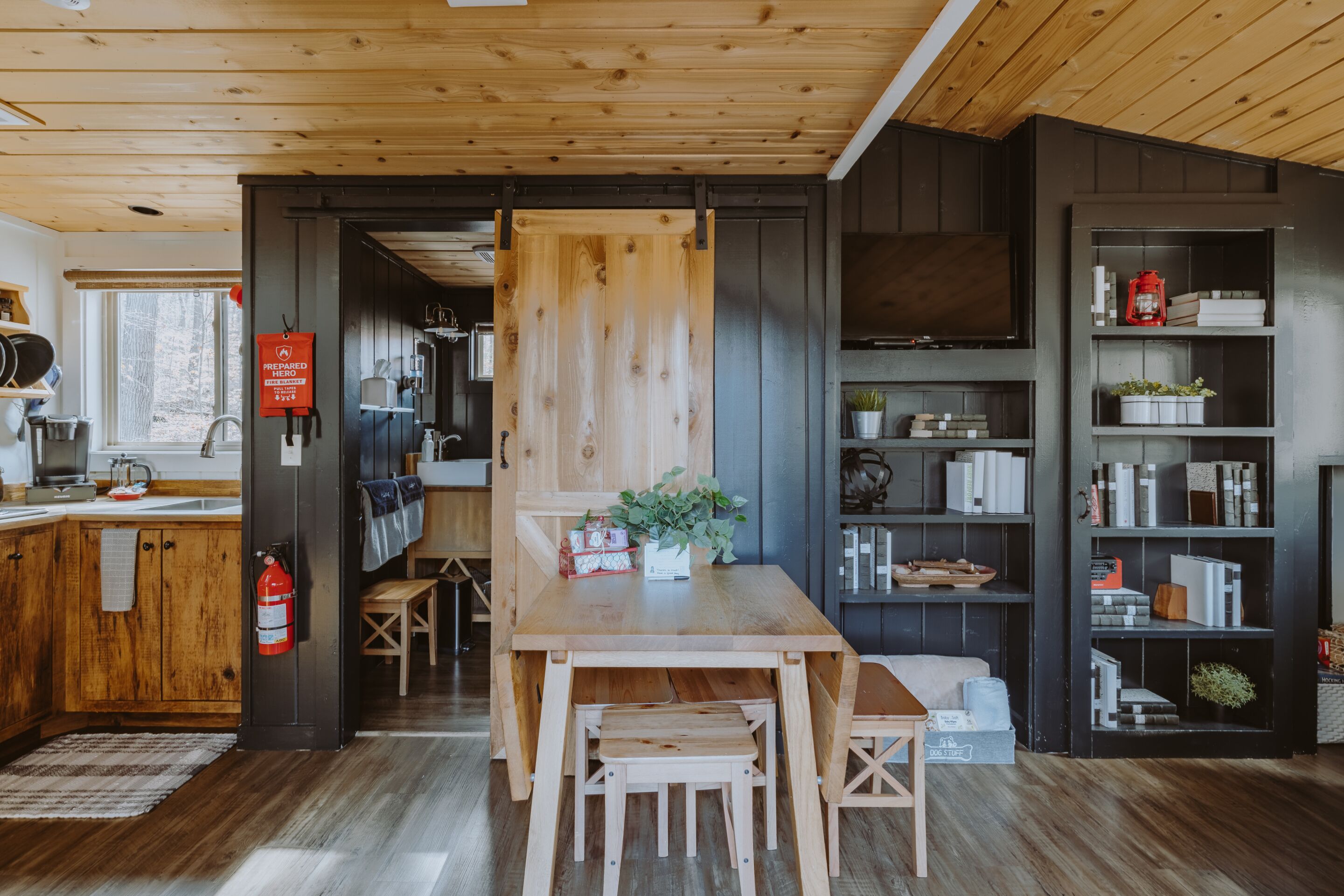 Frigorifero, microonde, piano cottura, macchina per tè/caffè