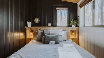 2 bedrooms, desk, WiFi (free), bed sheets