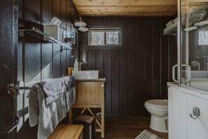 Badekar, hårføner og håndklær