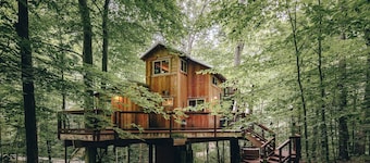 The White Oak Treehouse | Hocking Hills