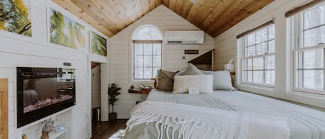 1 bedroom, desk, WiFi (free), bed sheets
