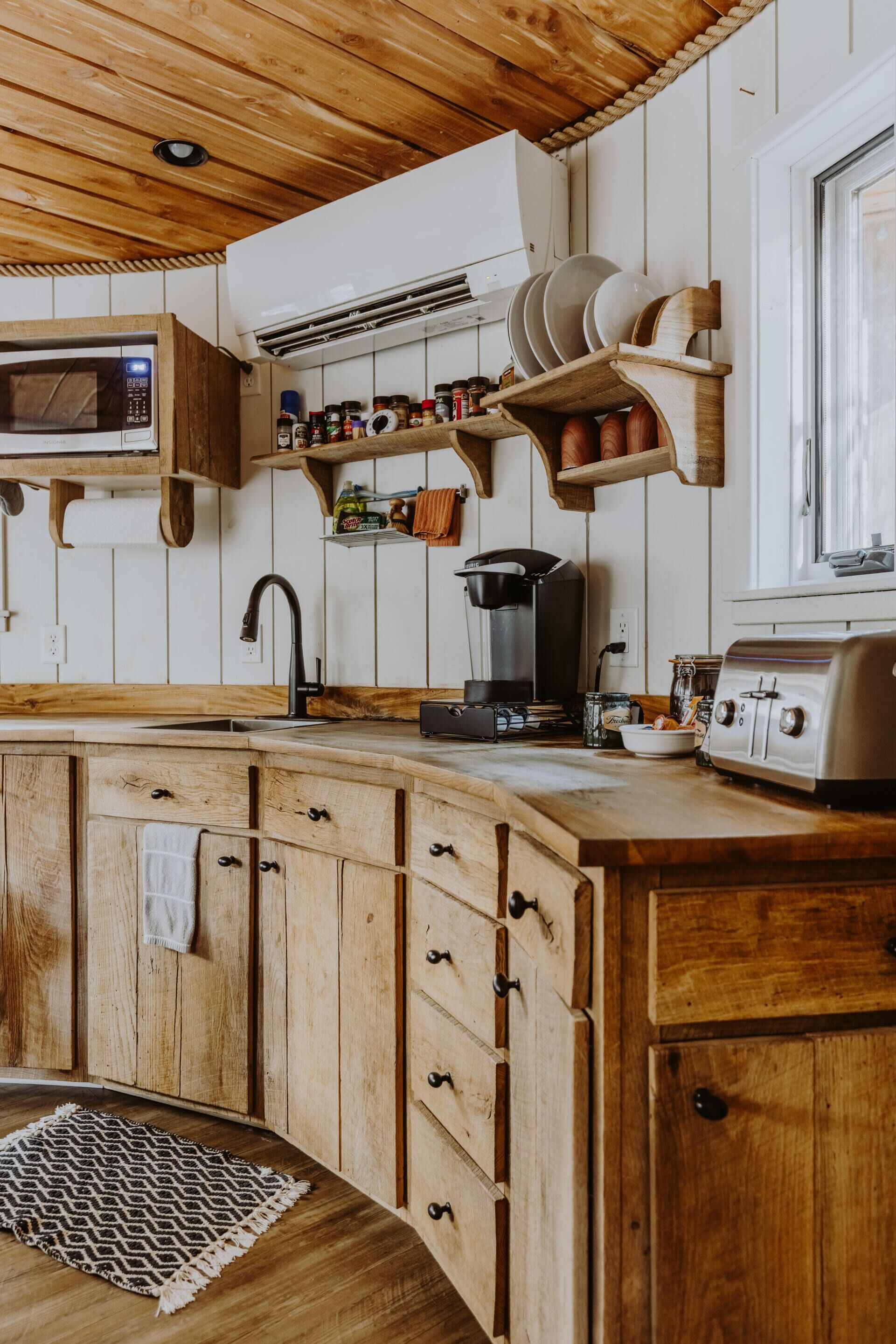 Coffee/tea maker, fridge, microwave, stovetop