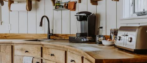 Cafetera y tetera, refrigerador, microondas y parrilla de estufa