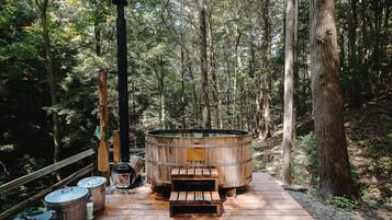 Outdoor spa tub